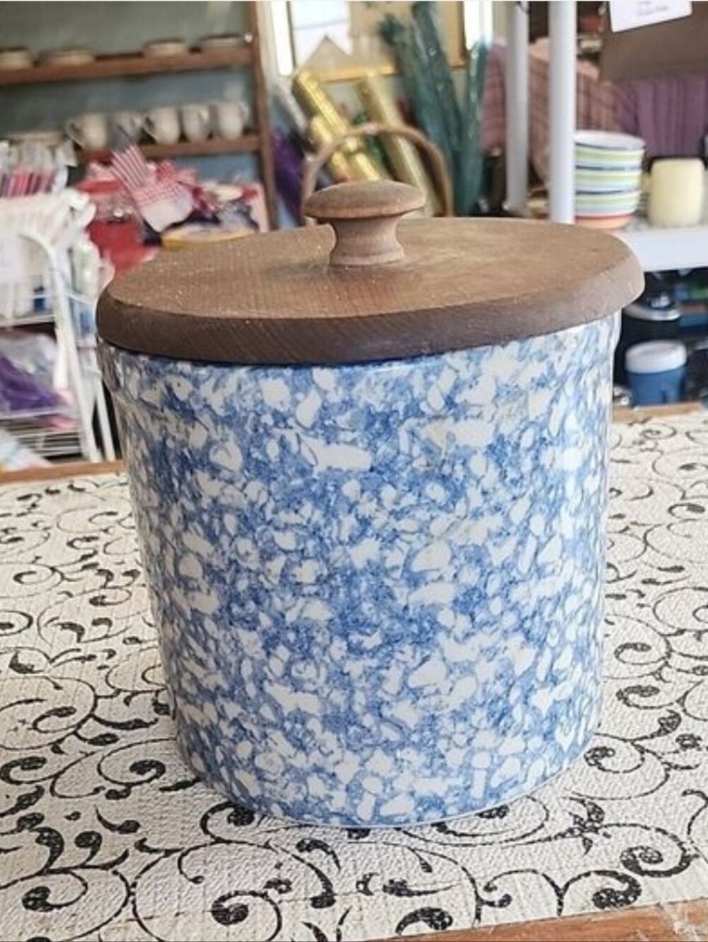 Roseville Spongeware Workshops of Gerald E. Henn Crock 6.5" Blue. Solid Wood Lid